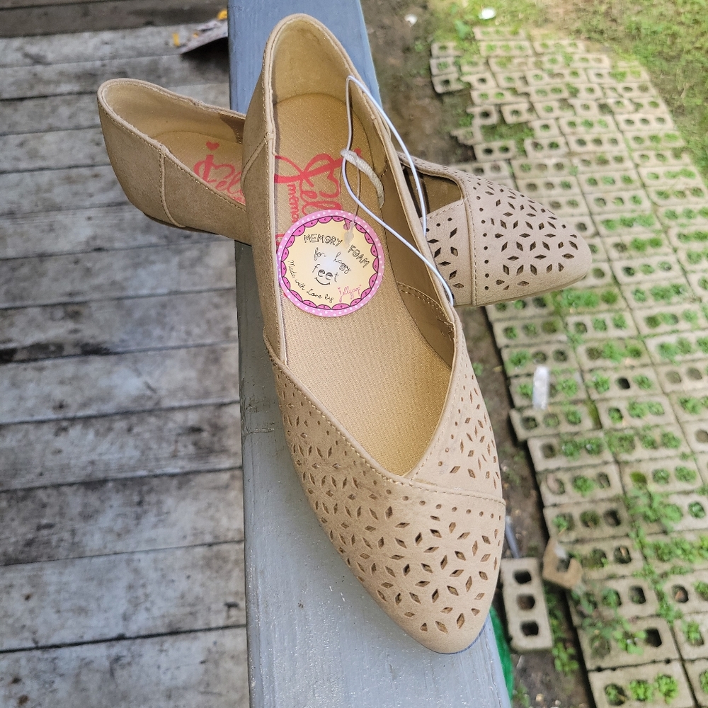 Girls size 5.5 flats cream colored